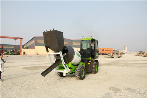 <b>建筑工程中哪種自上料混凝土攪拌罐車更合適？</b>
