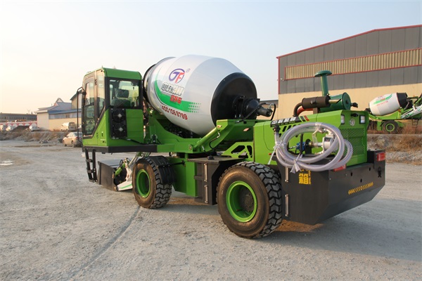 <b>自上料混凝土攪拌罐車(chē)都有哪些型號(hào)</b>